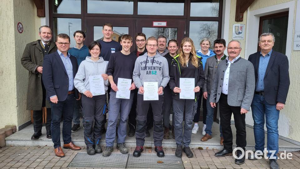 Helmut Lechner, der Leiter des Landwirtschaftsamts Regensburg/Schwandorf, Kreisobmann Franz Holzapfel und Heinrich Promberger (von rechts) sowie die Bürgermeister Frank Zeitler und Martin Birner (von links) freuen sich über die Leistungen der zehn Besten. Bild: BBV Cham/exb