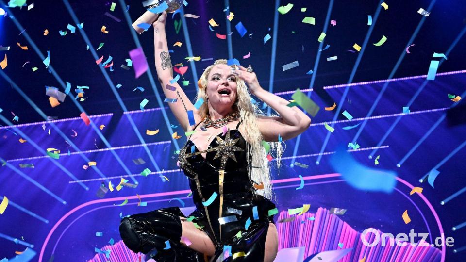 Erika Vikman feiert ihren Sieg beim finnischen Vorentscheid für den Eurovision Song Contest. Bild: Jussi Nukari/Lehtikuva/dpa