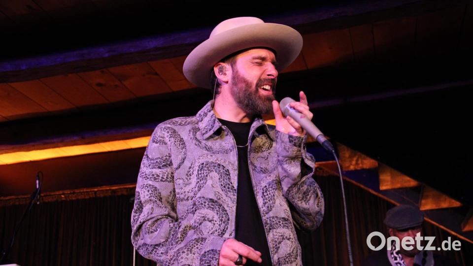 Der charismatische Sänger und Blusharpspieler San2 versinkt in der Musik. Er begeistert mit seiner Band &quot;Soul Patrol&quot; am Schafferhof mit einem mitreißenden Blues- und Soulkonzert. Bild: prh