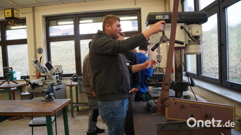 Maschineneinsatz ist notwendig zum Anfertigen eines Flaschenöffners Bild: wel