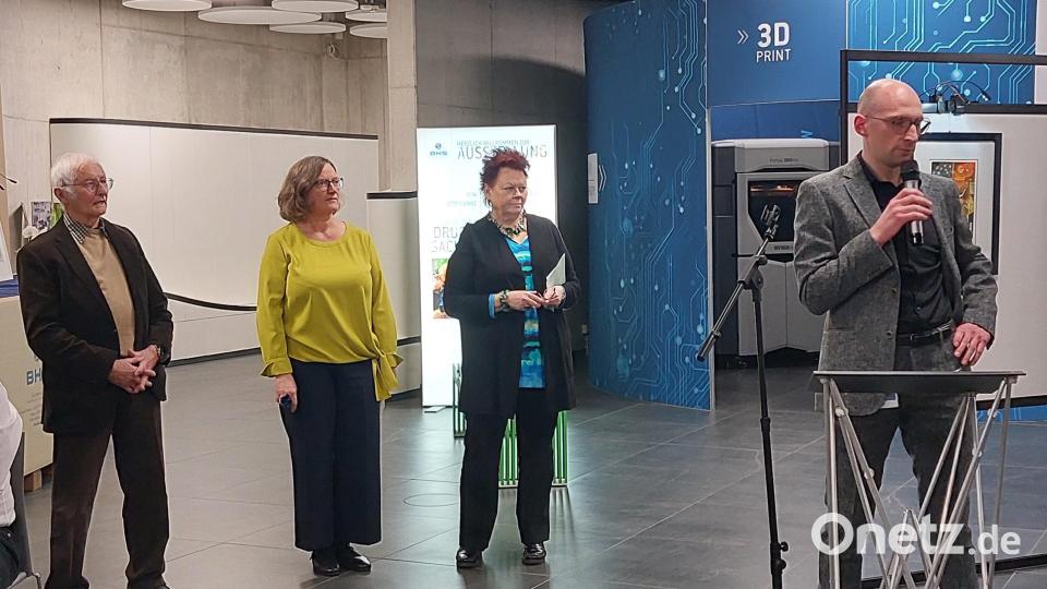 Christoph Helms eröffnet mit Petra Vorsatz, Christine Schmid, und Otto Dünne (von rechts) die Vernissage Bild: gmü