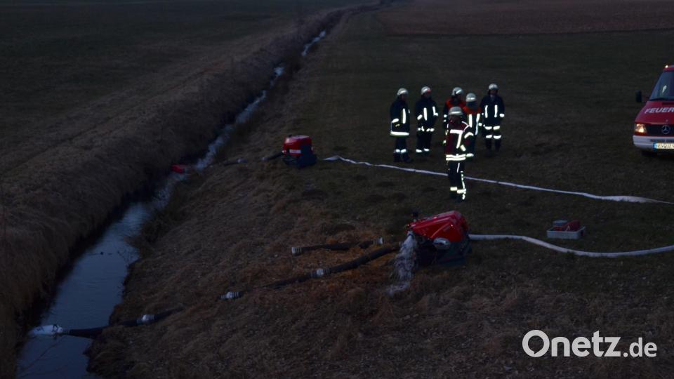 Aus dem vorbeilaufenden Spielhofer Bach konnten sich die Feuerwehrkräfte mit Hilfe von Pumpen bedienen. Bild: dob