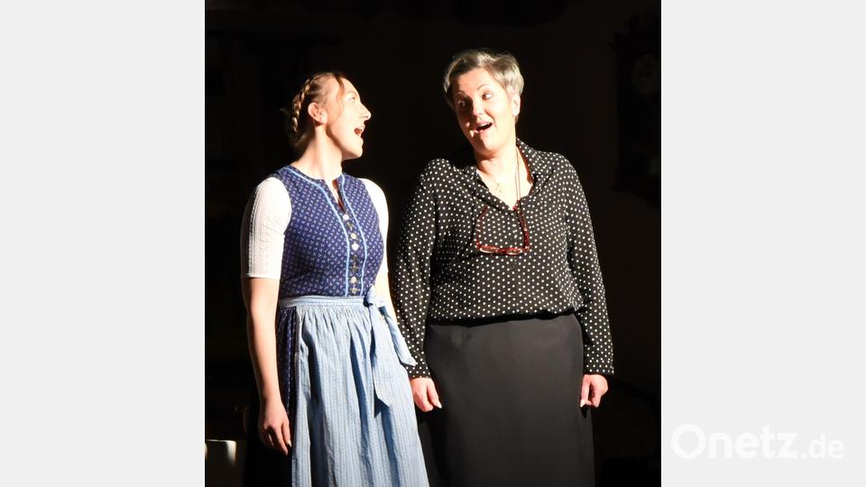 Mit G‘stanzln zwischen den Szenen pointierten Marina Perlinger (links) und Katja Meier die Handlung und setzten noch musikalische Farbtupfer. Bild: nag