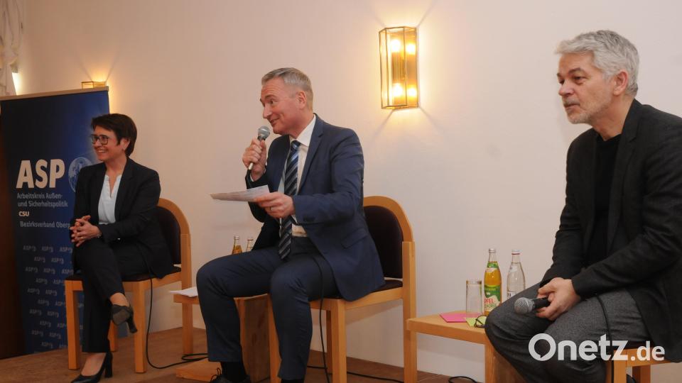 Angeregt diskutieren Bundestagsabgeordnete Susanne Hierl, Landtagsabgeordneter Harald Schwartz und Professor Dr. Carlo Masala (von links) auf dem Podium mit den Besuchern. Bild: ge