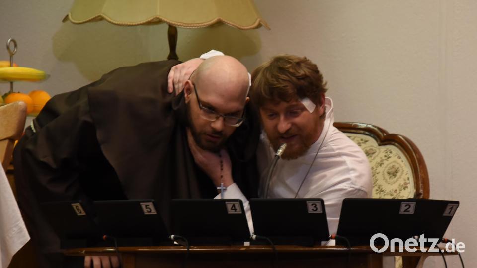 Pater Fidelis bekommt einen tiefen Einblick in die Amüsierbetriebe, die er künftig zu leiten hat. Bild: nag