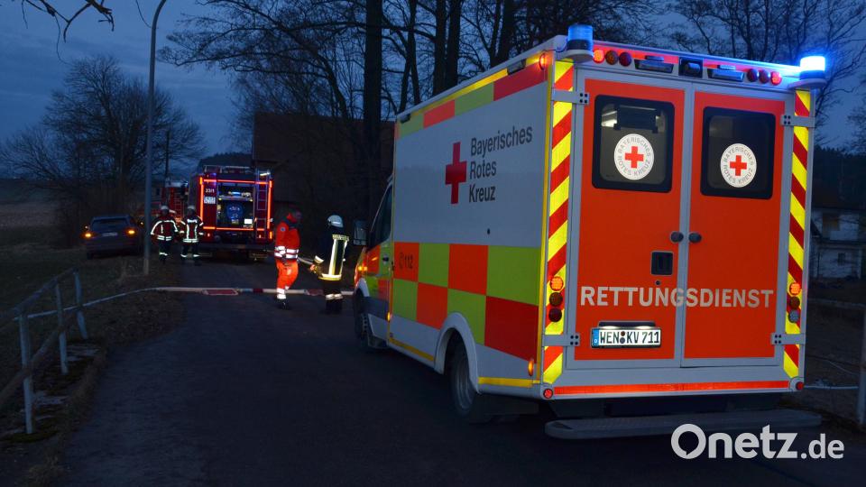 BRK-Rettungsteam und Notarzt Werner Duschner waren ebenfalls vor Ort. Bild: dob
