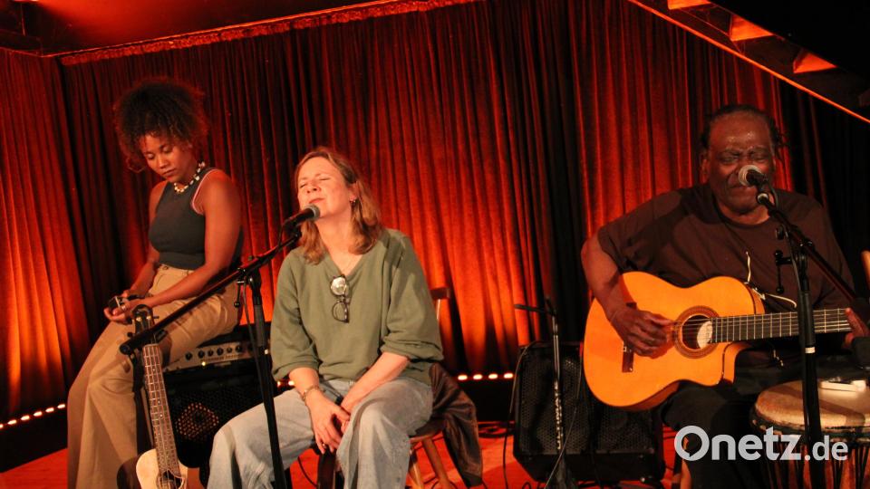 Wally Warning (rechts) und Tochter Ami (links) überzeugten am Schafferhof mit einem Konzert, dass viel Wärme und Gefühl ausstrahlte. Zum Song &quot;Call me&quot; wurde Mama Katja (Mitte) auf die Bühne geholt. Bild: prh