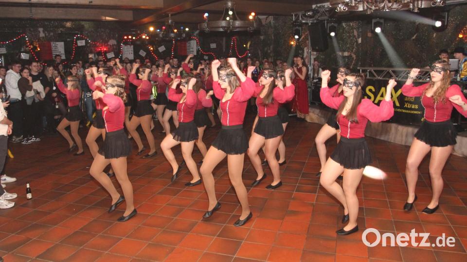 Die Pleysteiner Prinzengarde begeistert mit ihrer &quot;Musical-Magie&quot;. Dabei schlüpft sie im Laufe des Abends in verschiedene Kostüme. Bild: pi