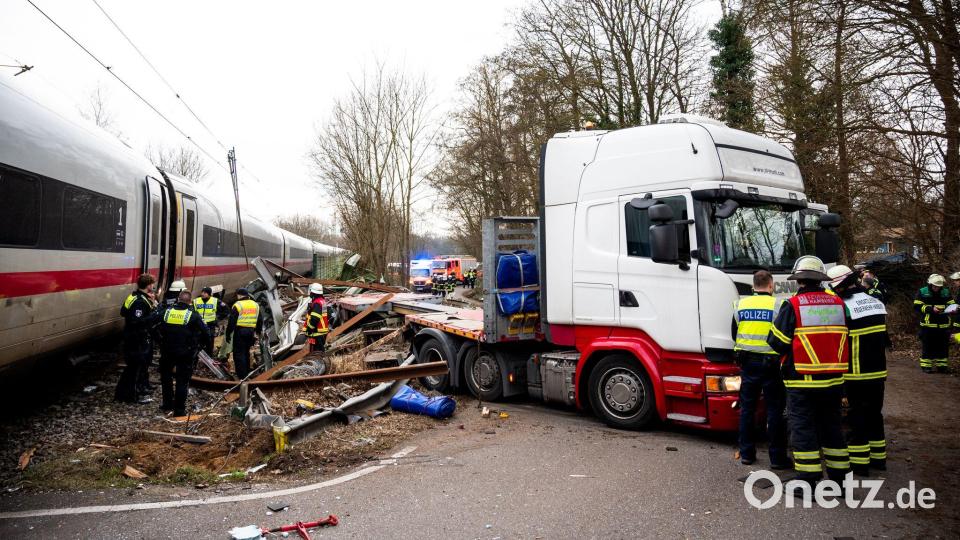 Ein Toter und elf Verletzte - das ist Bilanz des schweren Zugunglücks an der Stadtgrenze von Hamburg. Bild: Daniel Bockwoldt/dpa