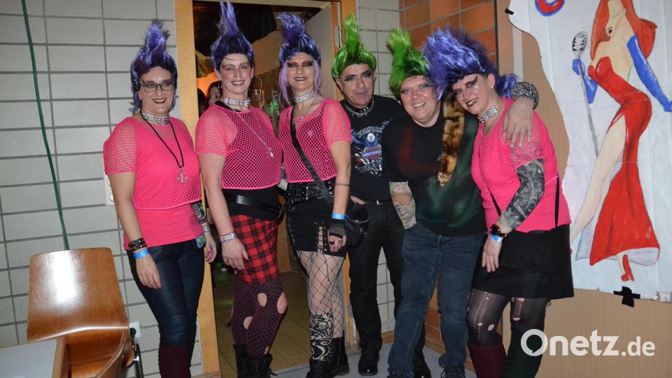 Manche Besucher waren als Punker beim Sportlerball erschienen. Bild: gi