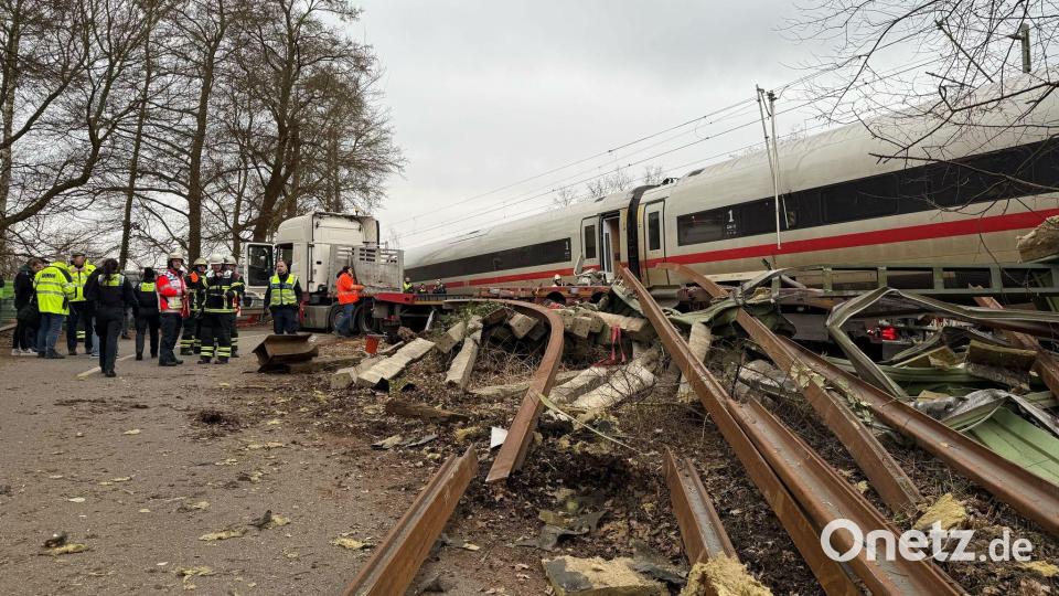 Am Stadtrand von Hamburg sind am Nachmittag ein ICE der Deutschen Bahn und ein Sattelzug zusammengestoßen. Bild: Daniel Bockwoldt/dpa