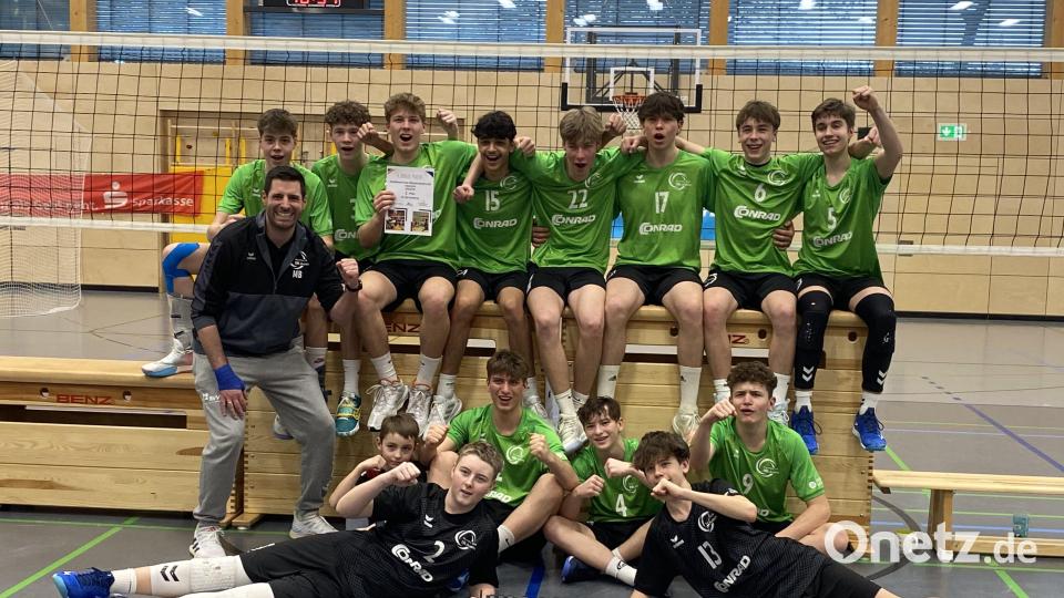 Ohne Satzverlust holten sich die U18-Volleyballer des VC/DJK Amberg von Trainer Michael Brunner den Titel des nordbayerischen Meisters. Bild: Cornelia Roggenhofer/exb