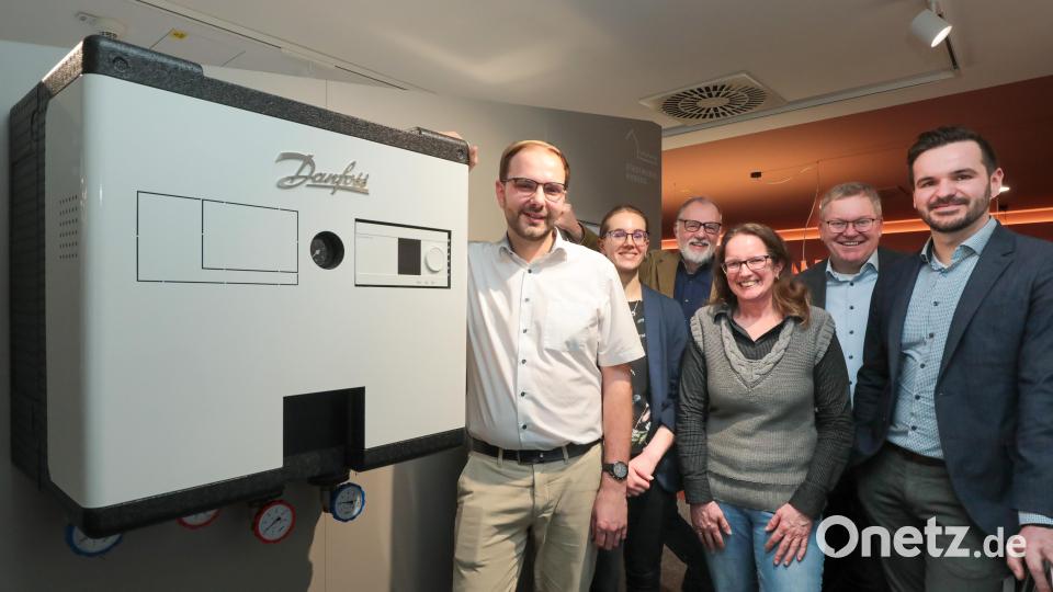 Im Energiekompetenzzentrum am Amberger Marktplatz kann eine Übergabestation für Nahwärme besichtigt werden. Im Bild von links: Technischer Leiter Stadtwerke Amberg Maximilian Deget, Projektleiterin Stadtwerke Amberg Johanna Götz, Geschäftsführer Stadtwerke Amberg Frank Backowies,
Vertrieb Stadtwerke Amberg Stefanie Windisch, Oberbürgermeister Michael Cerny und IFE-Bereichsleiter Digitale Energiesysteme Patrick Dirr. Bild: Wolfgang Steinbacher