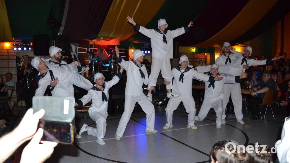 Die sportlichen Matrosen (Fußballer) zeigen Eleganz und Geschmeidigkeit auf dem Tanzboden. Bild: gi