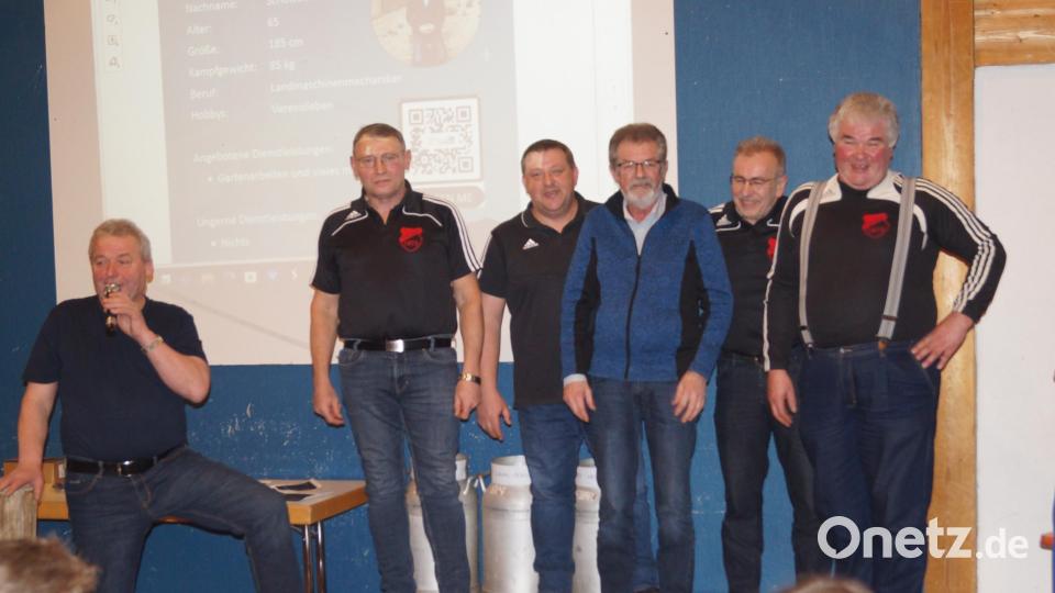Der Oldie Peter Schottenhaml (Vierter von links) darf nun einen gemütlichen Schafkopfabend bei der Feuerwehr Stein genießen. Bild: slh