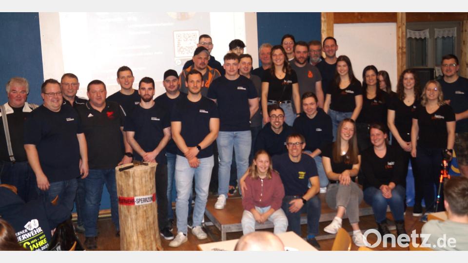 Heiße Bietergefechte liefern sich die Partygäste um die Arbeitsleistung der jungen Feuerwehrler. Bild: slh
