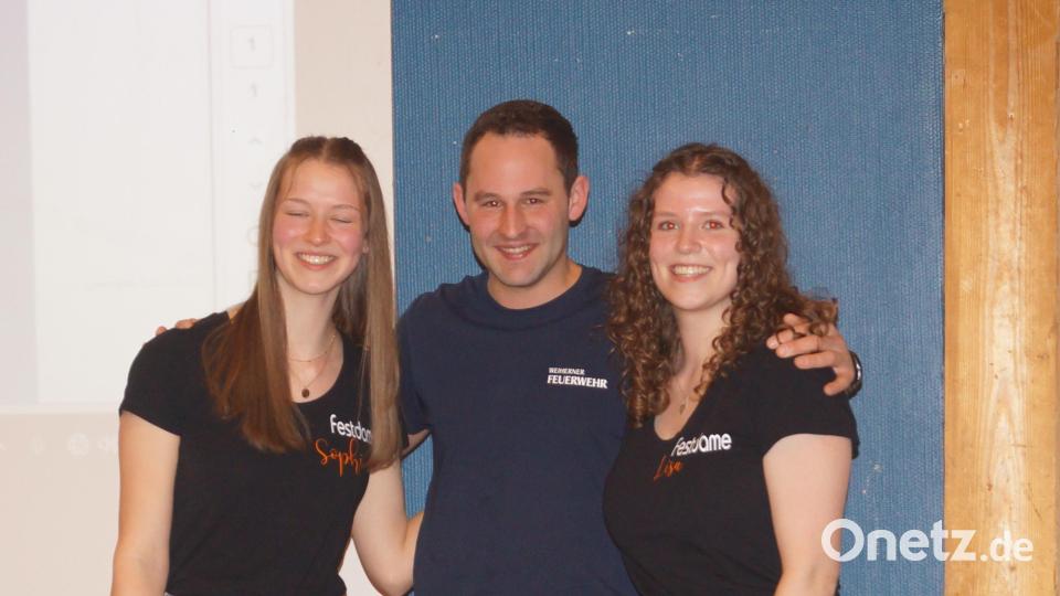 Die Festdamen Sophie und Lisa ersteigerten Schützenmeister Matthias Reis zum Höchstgebot des Tages. Bild: slh