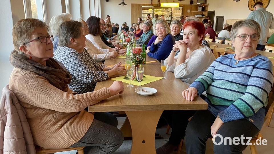 Die Thansüßer feierten bis spät in den Abend ihr Dorfgemeinschaftshaus Bild: Gerhard Krones