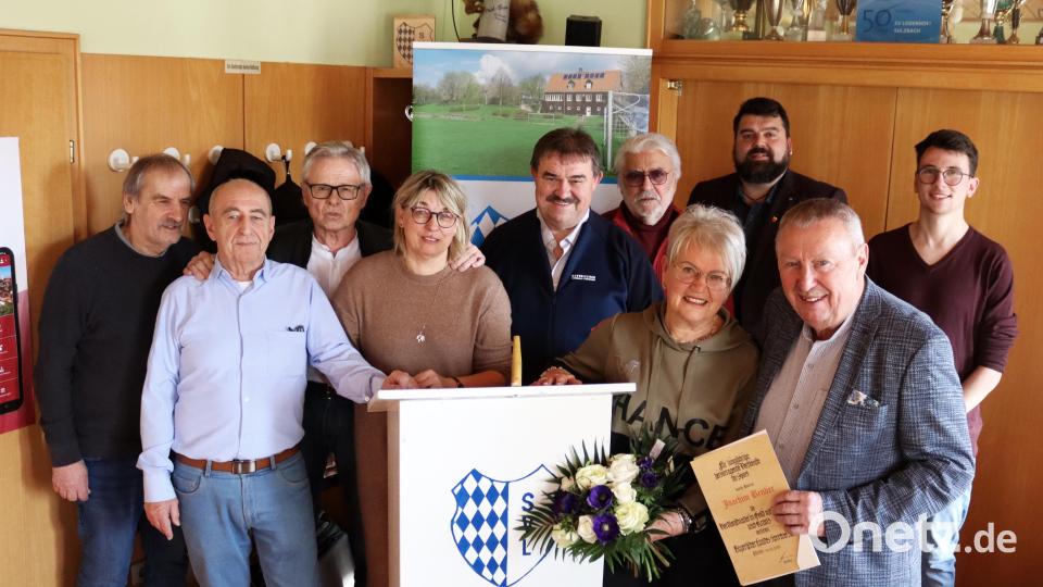 Joachim Bender und Ehefrau Ute (vorne, von rechts) im Kreise von Weggefährten und Gratulanten: (von links) Josef Schierlinger, Kurt Hösl, Dieter Schirm, Bettina Moser, Albert Kellner, Karl Landgraf, Bürgermeister Stefan Frank und Dennis Mutzbauer. Bild: mfh