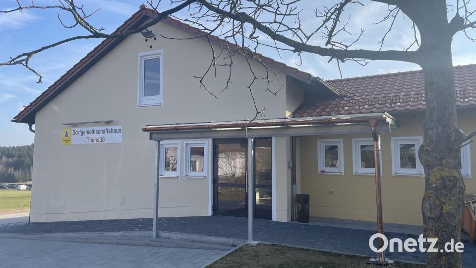 Das komplett renovierte Dorfgemeinschaftshaus ist zentraler Ort für Feiern und Begegnungen in Thansüß. Bild: Gerhard Krones