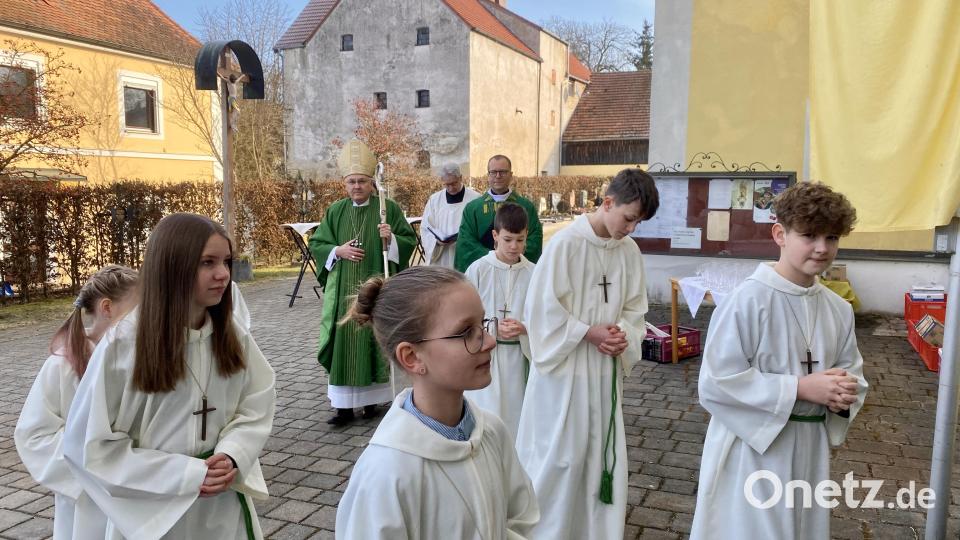 Bischof Rudolf Voderholzer (links) und Dekan Thomas Helm beim Einzug zum Gottesdienst. Bild: gri