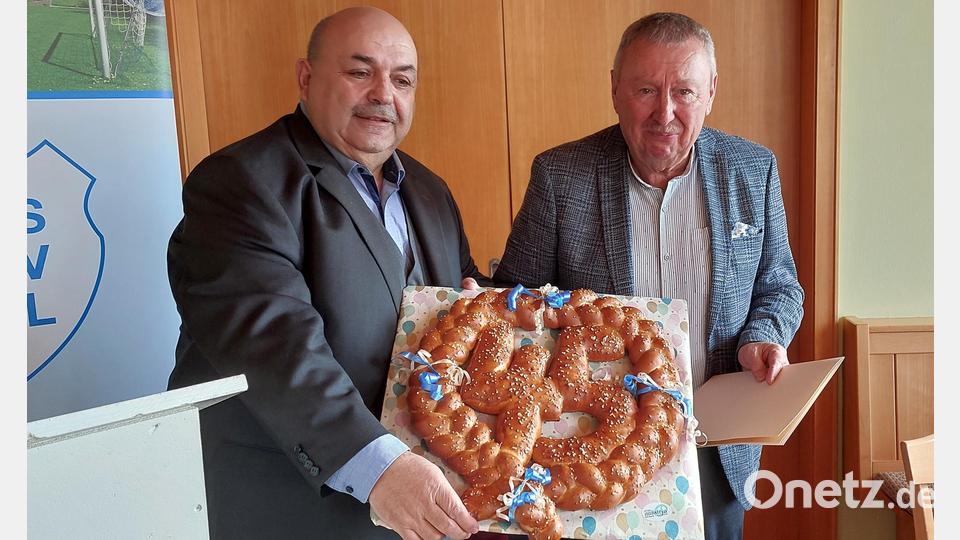 Thomas Gebele (links) vom Bayerischen Fußball-Verband (BFV) hatte für Joachim Bender neben der Verdienstnadel in Gold mit Brillanten und Kranz auch eine &quot;45&quot; aus Laugengebäck mitgebracht. Bild: mfh