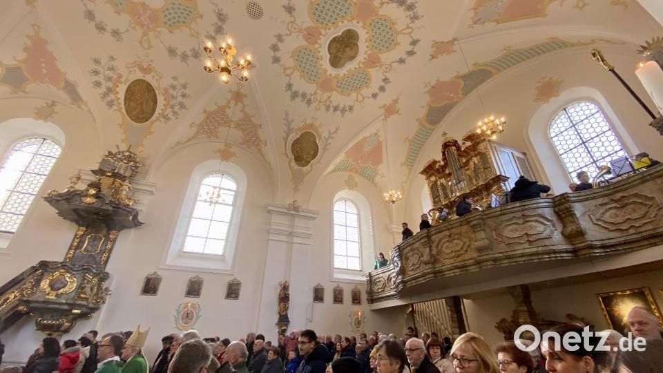 Voll war die Kirche in Lintach zum Abschluss der Innenrenovierung. Bild: gri