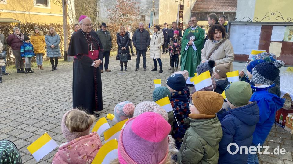 Kindergartenkinder begrüßten den Bischof vor der Kirche. Bild: gri