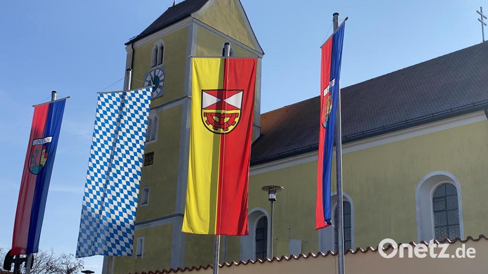 Für den besonderen Tag wurden Fahnen aufgezogen, von links: die Lintacher, die bayerische Rautenfahne, die Fahne der Gemeinde Freudenberg und noch einmal die Lintacher. Bild: gri