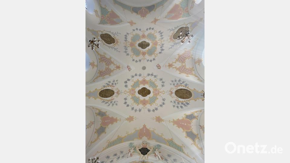 Ein filigranes Kunstwerk ist die Decke der Lintacher Pfarrkirche. Bild: gri