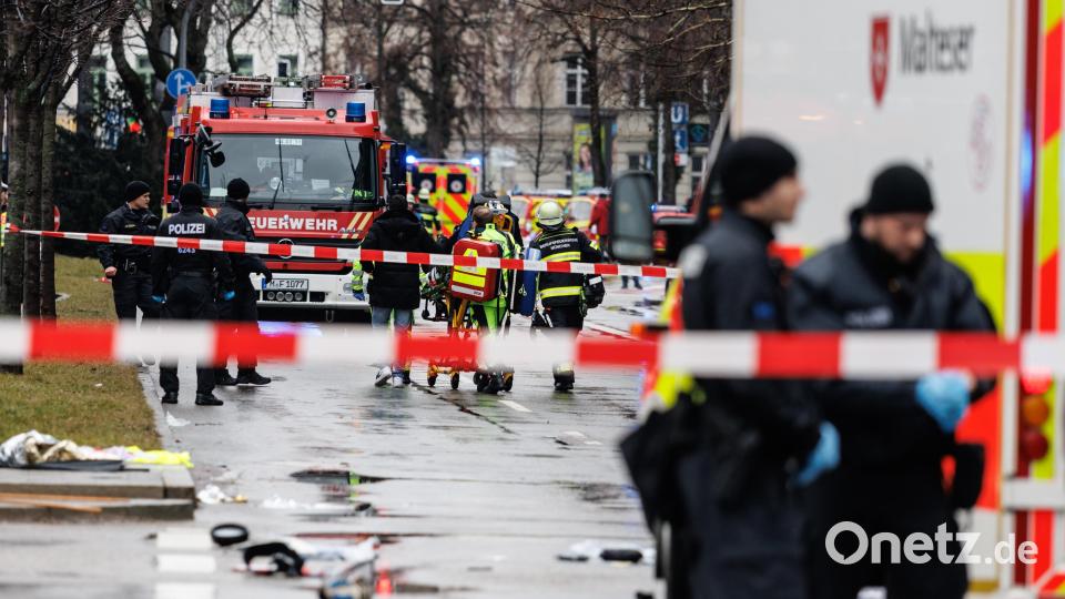 Rettungskräfte stehen in der Nähe des Einsatzortes. In der Münchner Innenstadt ist ein Fahrzeug in eine Menschengruppe gefahren Bild: Matthias Balk