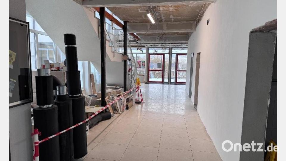 Relativ weit fortgeschritten ist die Innenrenovierung in der Ebnather Schule. Bild: soj/exb