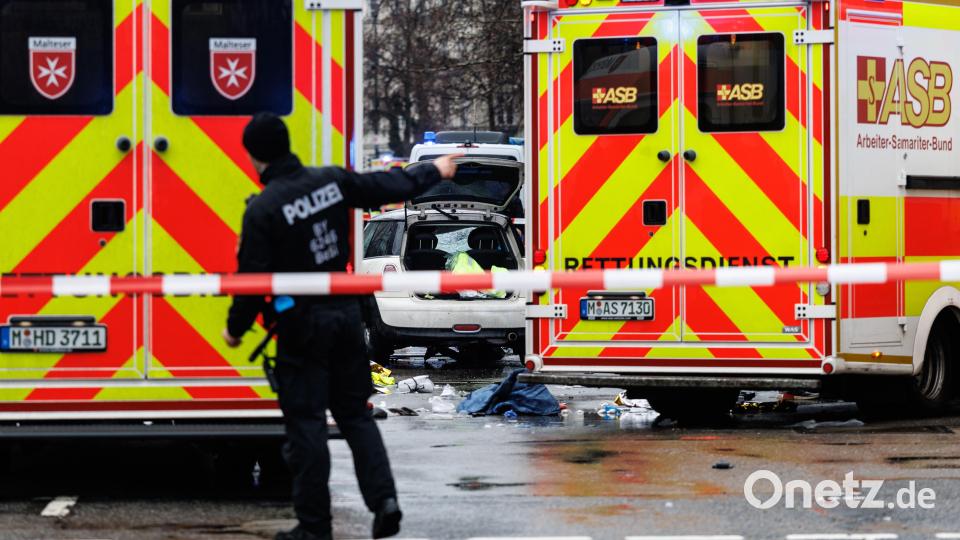 Rettungskräfte stehen in der Nähe des Einsatzortes. In der Münchner Innenstadt ist ein Fahrzeug in eine Menschengruppe gefahren. Bild: Matthias Balk
