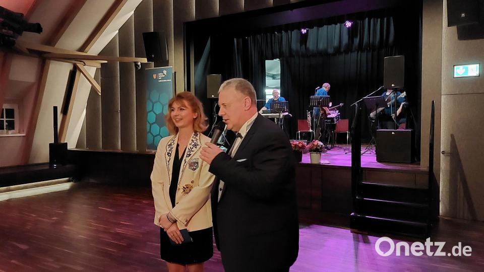Landrat Richard Reisinger und Denise Forster, die Vorsitzende des ausrichtenden Vereins Narhalla Haselmühl-Amberg-Kümmersbruck, begrüßten die Gäste im fast ausverkauften Großen Saal im Kultur-Schloss Theuern. Bild: mfh