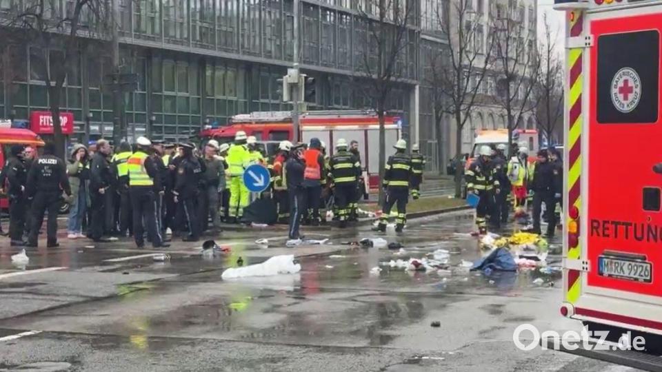 Rettungskräfte stehen in der Nähe des Einsatzortes. In der Münchner Innenstadt ist ein Fahrzeug in eine Menschengruppe gefahren. Bild: Peter Kneffel