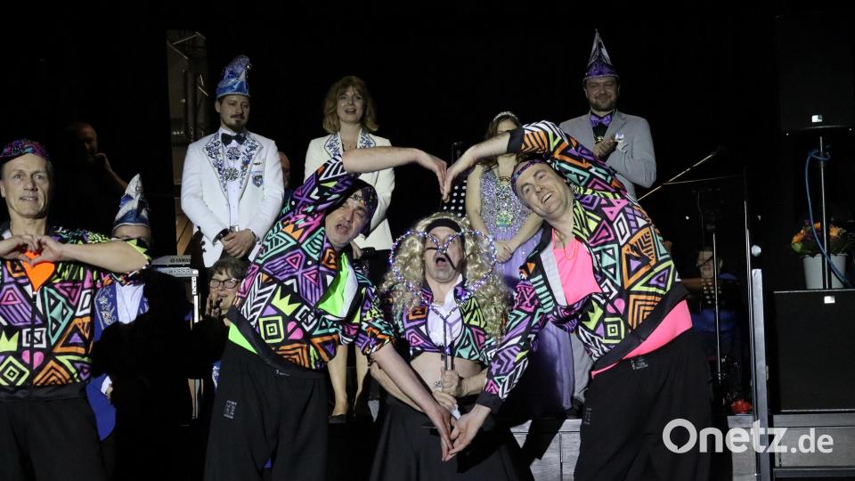 Um einen krönenden Abschluss des Abends kümmerte sich das Männerballett. Sie durften erst nach einer Zugabe die Bühne verlassen. Bild: mfh