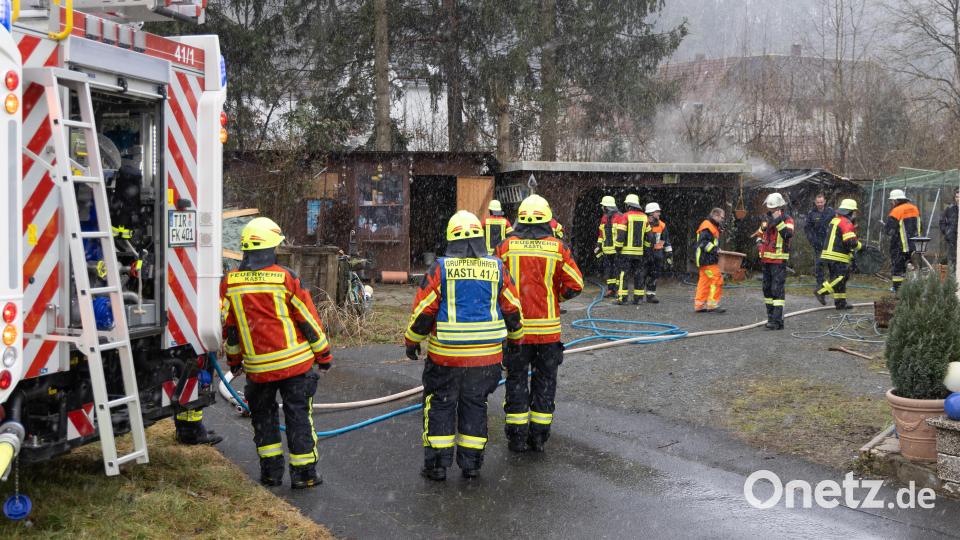 Die Feuerwehren aus Kastl, Kemnath und Löschwitz hatten den Brand schnell unter Kontrolle. Bild: Roland Wellenhöfer