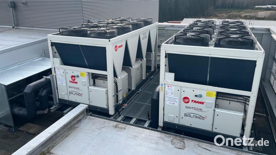 Die zwei Wärmepumpen wiegen zusammen fast sieben Tonnen und befinden sich auf dem Dach des Druckzentrums. Bild: Jürgen Frieser