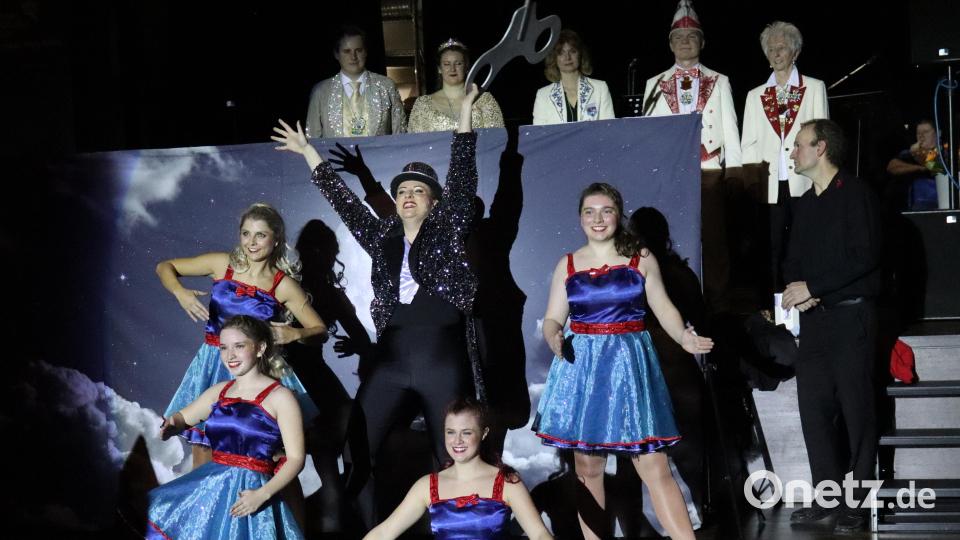 Die FG Knappnesia legt mit dem Showtanz Cirque nouvelle einen fulminanten Einstieg in den weiteren Abend hin. Bild: mfh