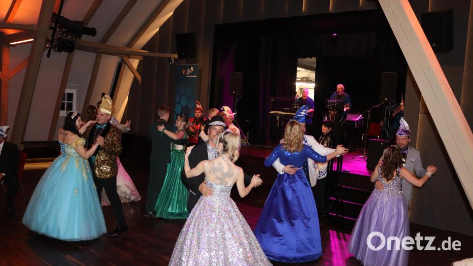 Die sechs Prinzenpaare der teilnehmenden Faschingsgesellschaften eröffneten den Landkreisball mit dem Prinzenwalzer. Bild: mfh