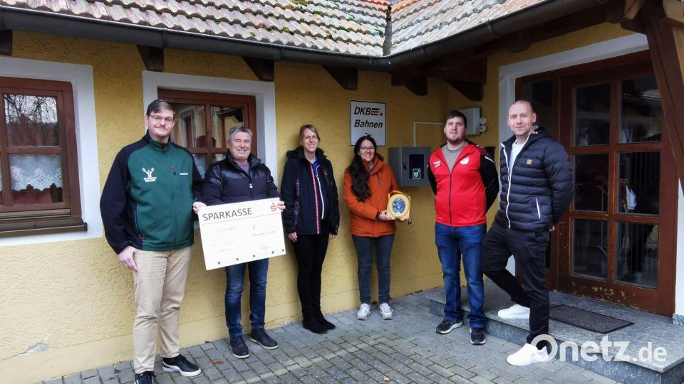 Bei der Übergabe des Defibrillators anwesend waren (von links) Hubertus-Chef Daniel Biermeier, Bürgermeister Reiner Gäbl mit dem Scheck, TSV-Kassiererin Madeleine Brenner, Ideengeberin und HvO Corinna Völkl mit dem Gerät, Kegler-Vorsitzender Erhard Reil und Marco Rappl von MR-Dienstleistungen. Bild: gz