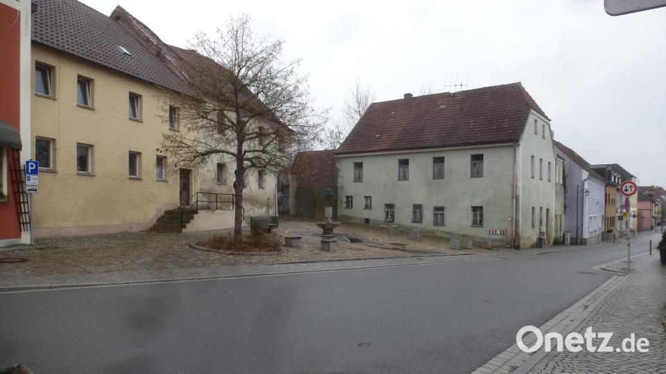 Der General-Stephan-Platz ist von der Kommune mit einem Brunnen und Sitzgelegenheiten gestaltet worden. Doch auch die Bürger können an ihren Anwesen baulich etwas tun und werden dabei finanziell unterstützt. Bürgermeister Maximilian Beer und die Verwaltung machen auf die entsprechenden Fördermöglichkeiten aufmerksam. Bild: Mandl/exb