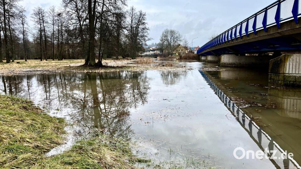 Die Haidenaab in Pressath hat am Donnerstag den Pegel der Meldestufe 1 erreicht. Bild: Gabi Schönberger
