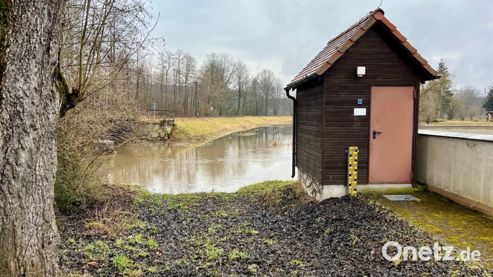 An der Messstelle der Haidenaab in Pressath wurde am Donnerstag die Meldestufe 1 erreicht. Das Wasserwirtschaftsamt warnt vor Ausuferungen der Gewässer in der Stadt Weiden und im Landkreis Neustadt/WN. Bild: Gabi Schönberger