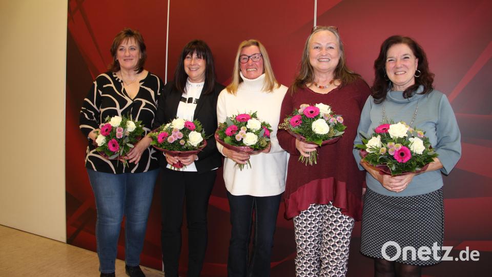 Für 45 Jahre im Dienst der Kliniken Nordoberpfalz AG gab es als Dankeschön einen Blumenstrauß. Bild: Friedrich Peterhans