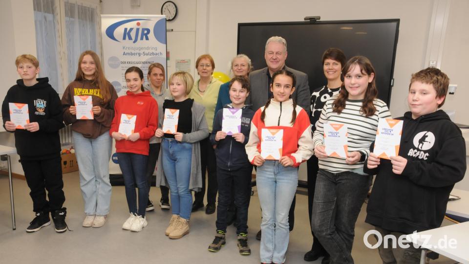 Acht Teilnehmer treten beim Regionalentscheid zum 66. Vorlesewettbewerb der 6. Klassen an, hier mit den Jurymitglieder. Es siegt Jonas Herrmann (Sechster von rechts, vorne). Bild: ge