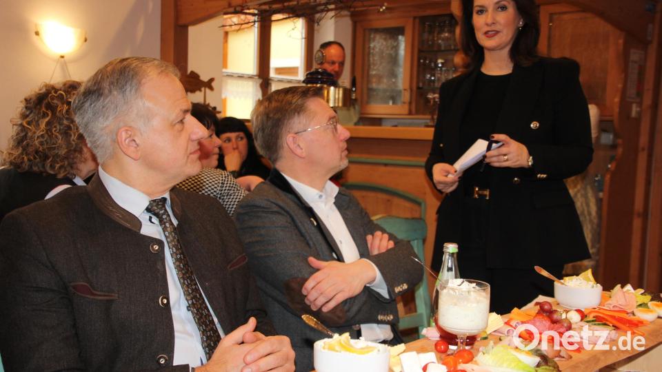 Michaela Kaniber beim Landfrauenfrühstück im &quot;Gowerlhof&quot;. Landrat Roland Grillmeier und Ladntasgvizepräsident Tobias Reiß (vorne, von links) hörten ihr genau zu. Bild: kro