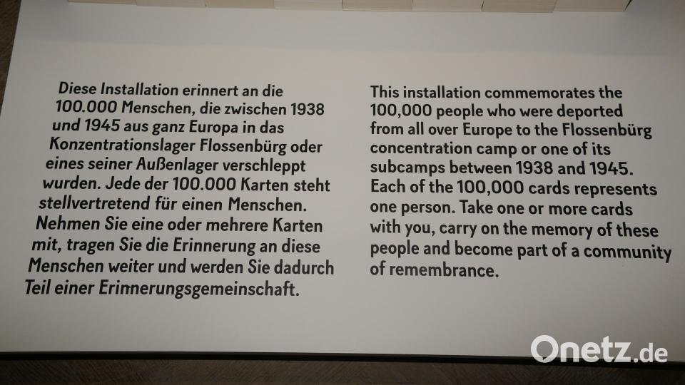 Die Installation zur Vernissage ist genau beschrieben: 100.000 Karten sollen an die 100.000 Menschen erinnern, die zwischen 1938 und 1945 ins Konzentrationslager Flossenbürg verschleppt worden waren. Bild: bey