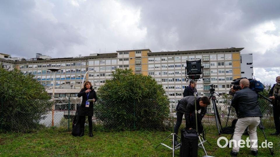 Vor der römischen Klinik finden sich bereits einige Kamerateams ein. Bild: Gregorio Borgia/AP/dpa