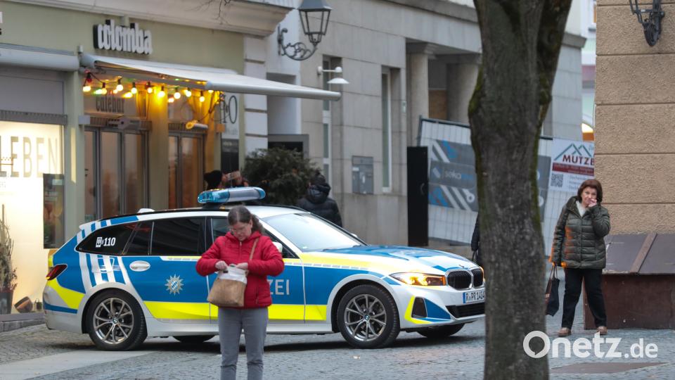 Die Polizei zeigte besonders viel Präsenz und blockierte alle Seitenstraßen und Zufahrten zum Demozug und zur Kundgebung. Bild: Wolfgang Steinbacher